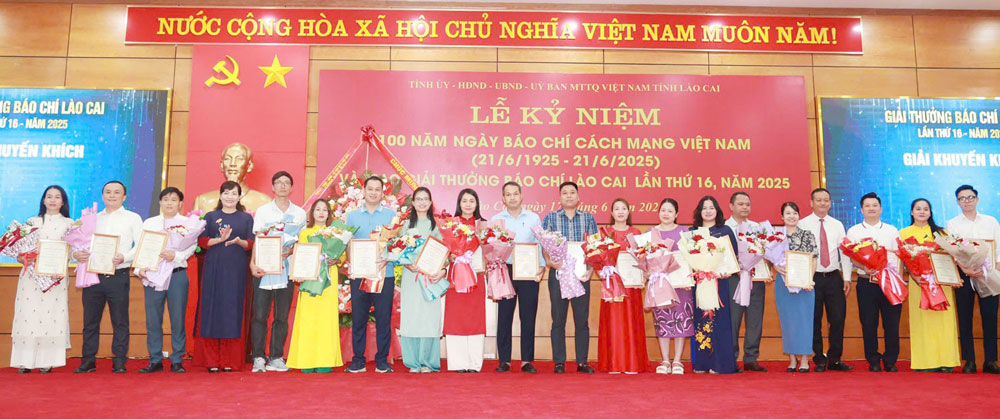 Trao giai Khuyen khich cho cac tac gia, nhom tac gia.