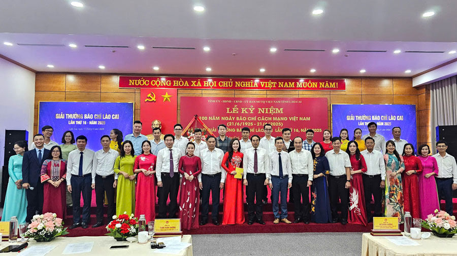 Lanh dao tinh Lao Cai chup anh luu niem voi cac tac gia dat giai. Anh: Duy Dung