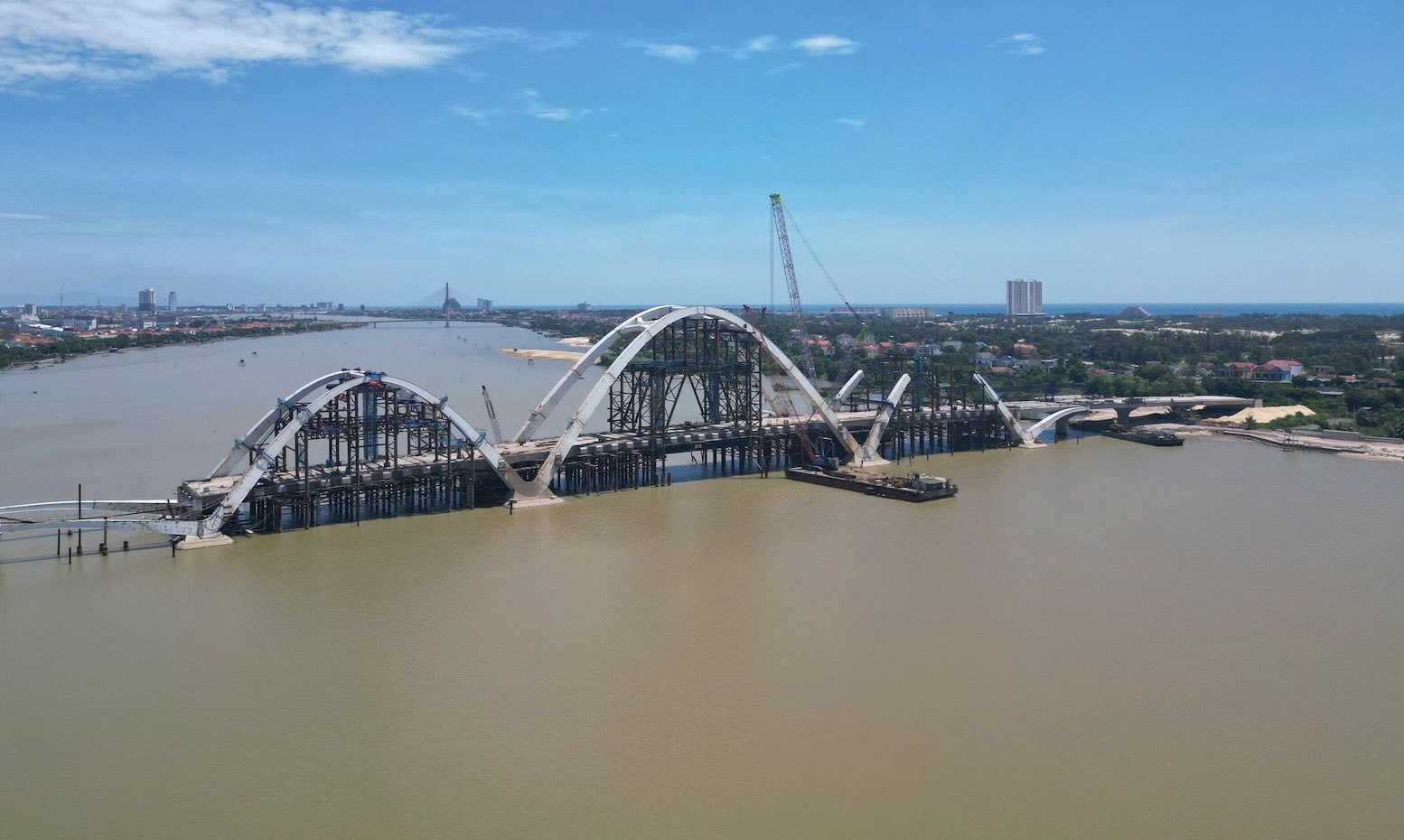 Cầu Nhật Lệ 3 đang tăng tốc tiến độ. Ảnh: Minh Trí