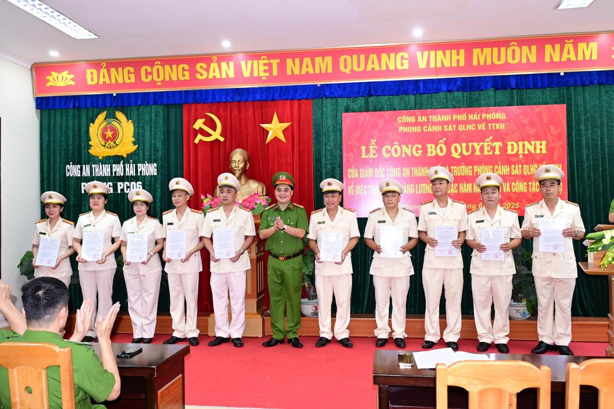 Las personas son promovidas y elevados sus filas de funcionarios profesionales. Foto: Policia de la ciudad de Hai Phong