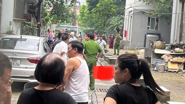 La escena en la que el hombre sospecha cae del piso alto del apartamento en Long bien. Foto: Tien Dung