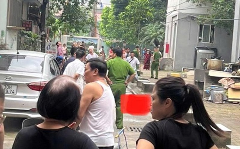 The scene where the man was suspected of falling from a high-rise apartment building in Long Bien. Photo: Tien Dung