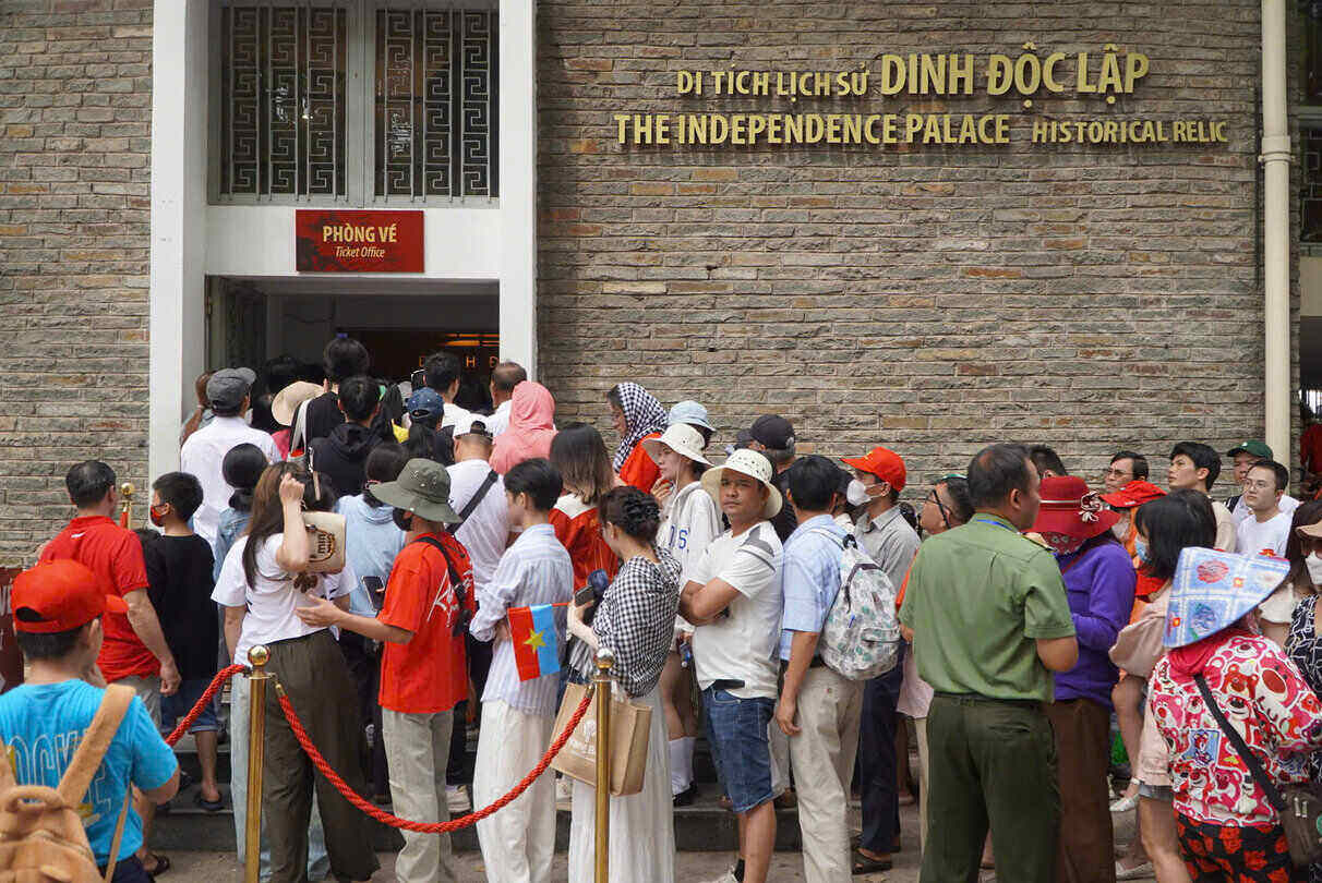 Du khach tham quan cac diem den o TPHCM. Anh: CHAN PHUC