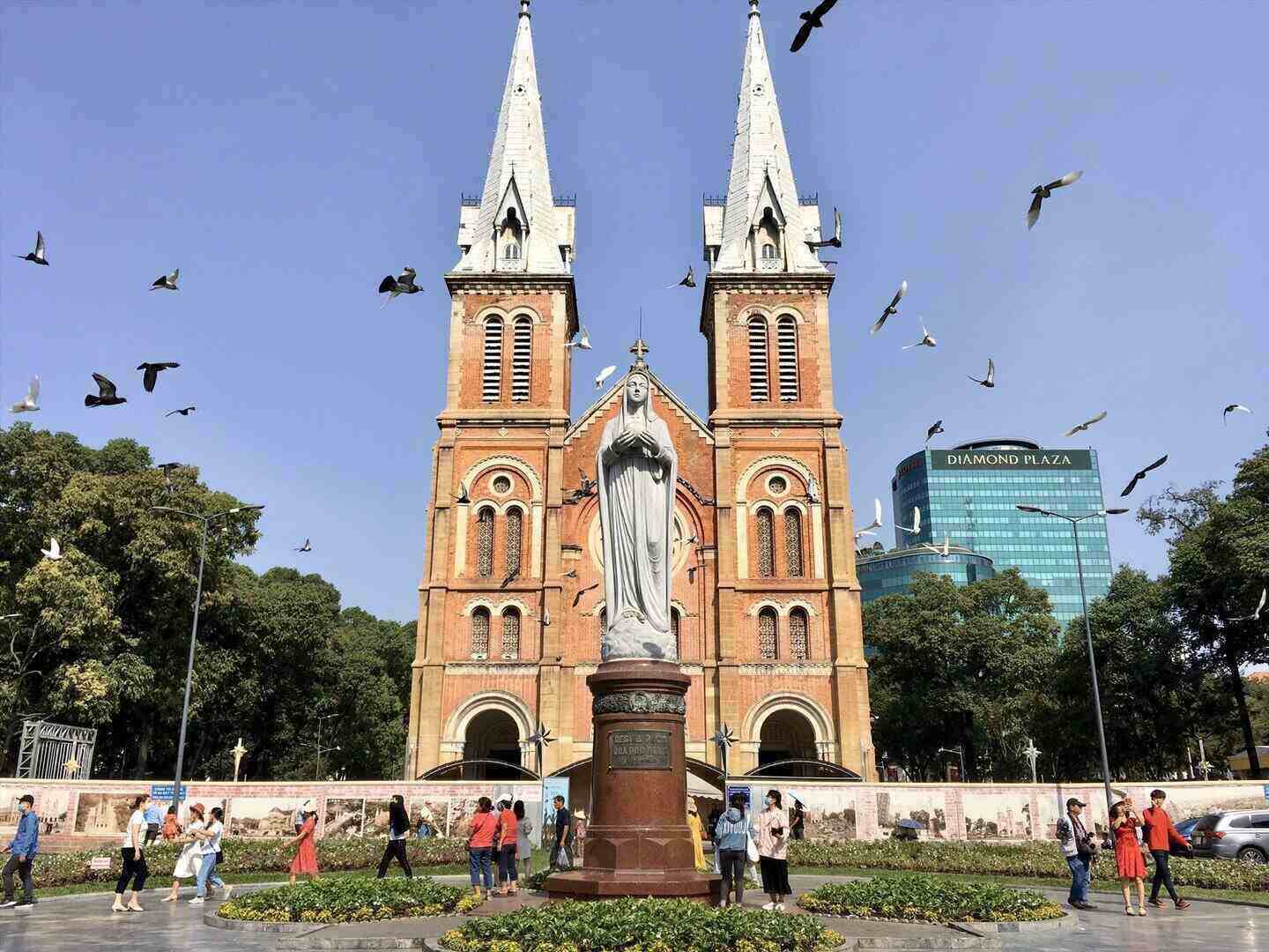 Nha tho Duc Ba la mot trong nhung diem den bieu tuong cua TPHCM. Anh: ANH TU