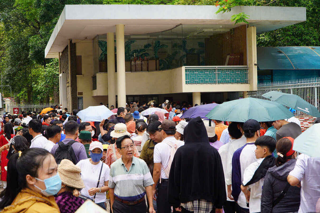 Los turistas visitan el destino turistico en la ciudad de Ho Chi Minh. Foto: Chan Phuc