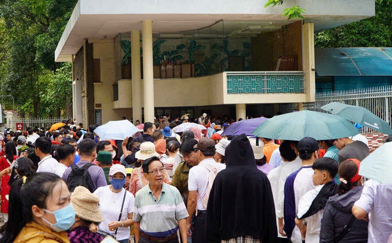 Tourists visit tourist attractions in Ho Chi Minh City. Photo: Chan Phuc