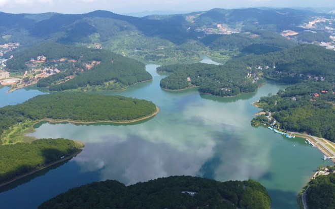 Authorities found the body of a young man swept away by water in Tuyen Lam Da Lat lake. Photo: Lam Hong