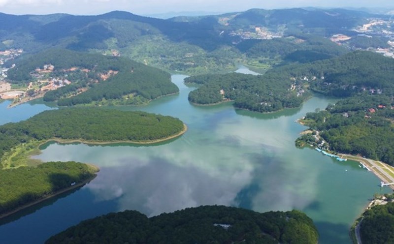Authorities found the body of a young man swept away by water in Tuyen Lam Da Lat lake. Photo: Lam Hong