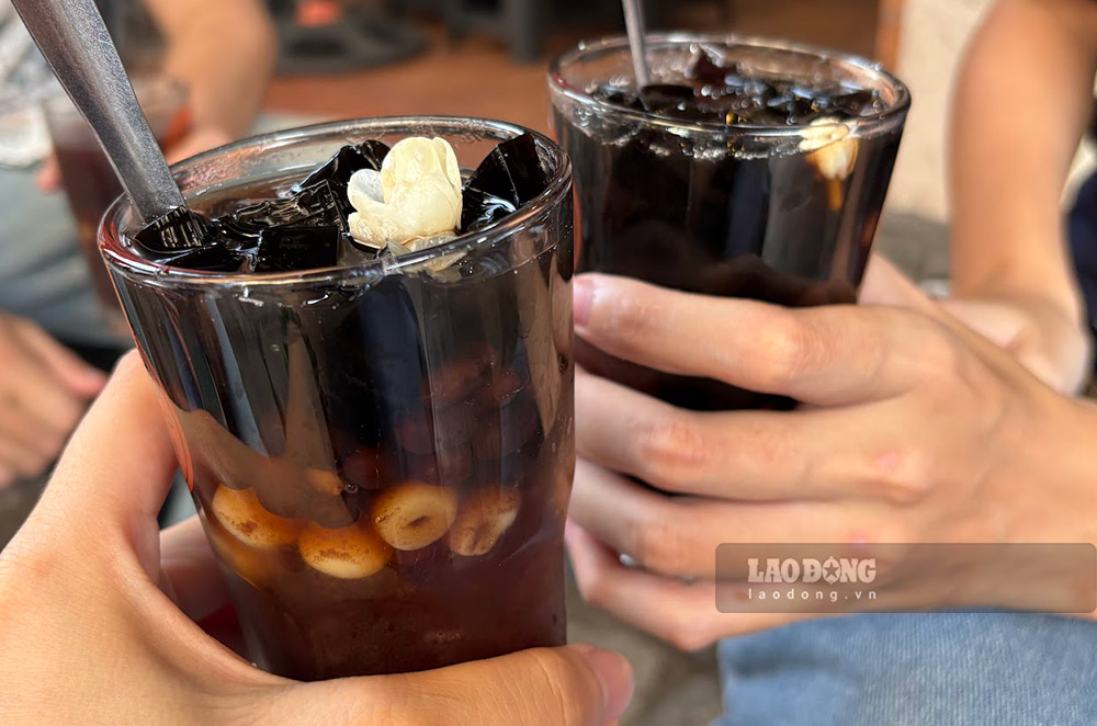 Lotus seed black bean steak is a dish that nourishes the kidneys and cools the liver, helping to improve sleep. Photo: Ninh Phuong