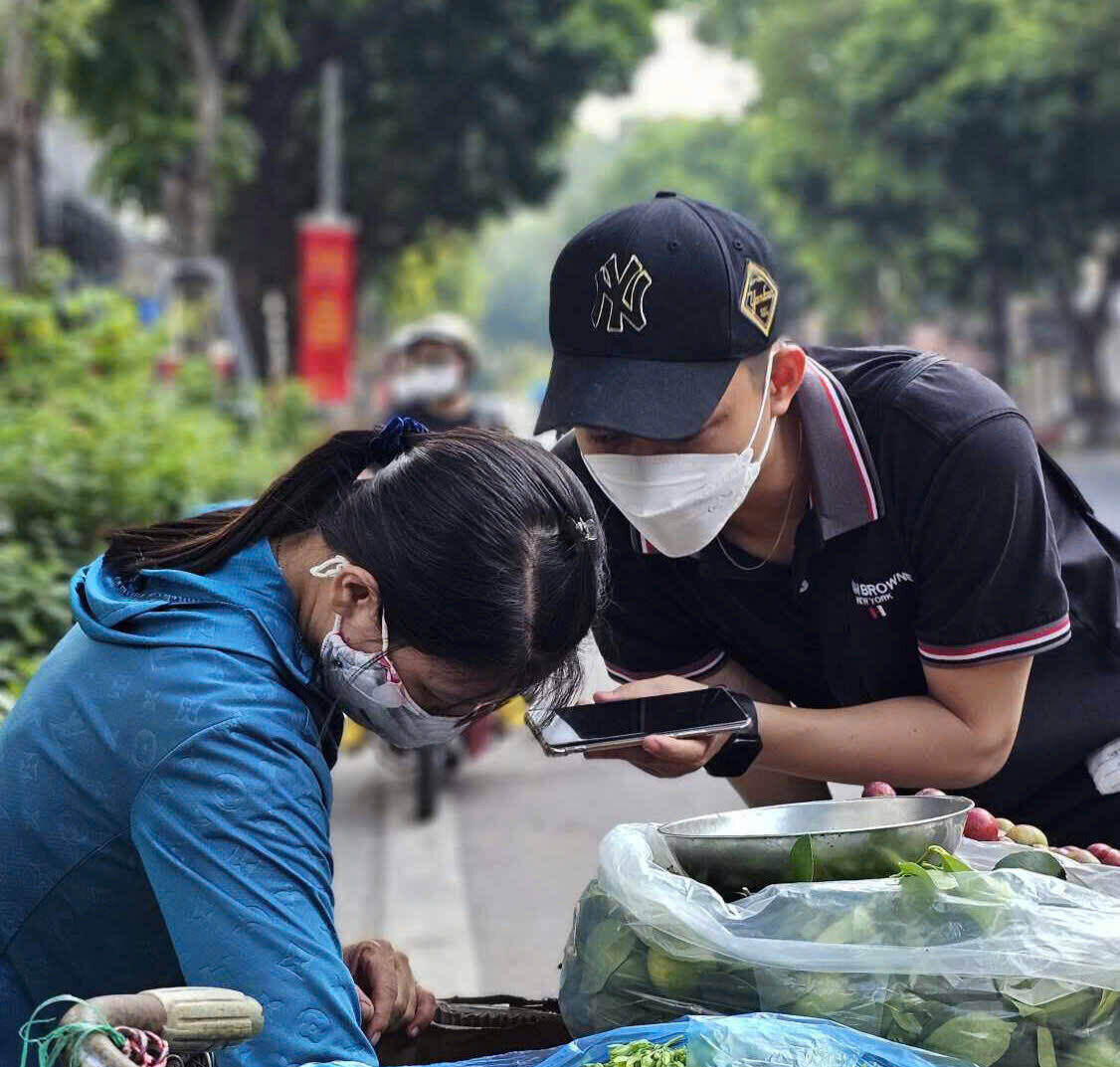 Chi bang chiec dien thoai, cac phong vien da phuong tien cua Bao Lao Dong cung co the san xuat ra duoc nhieu loai hinh tac pham bao chi khac nhau. Anh: HAI DANH