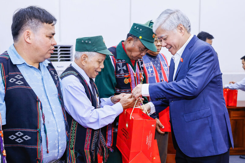 Miembro del Politburo, Secretario del Comite Central del Partido, Presidente del Comite Central del Frente de la Patria de Vietnam, Do Van Chien, se reunio con una prestigiosa delegacion tipica de un distrito de Luoi (provincia de Thua Thien - Hue, ahora ciudad de Hue). Foto: Hai Nguyen