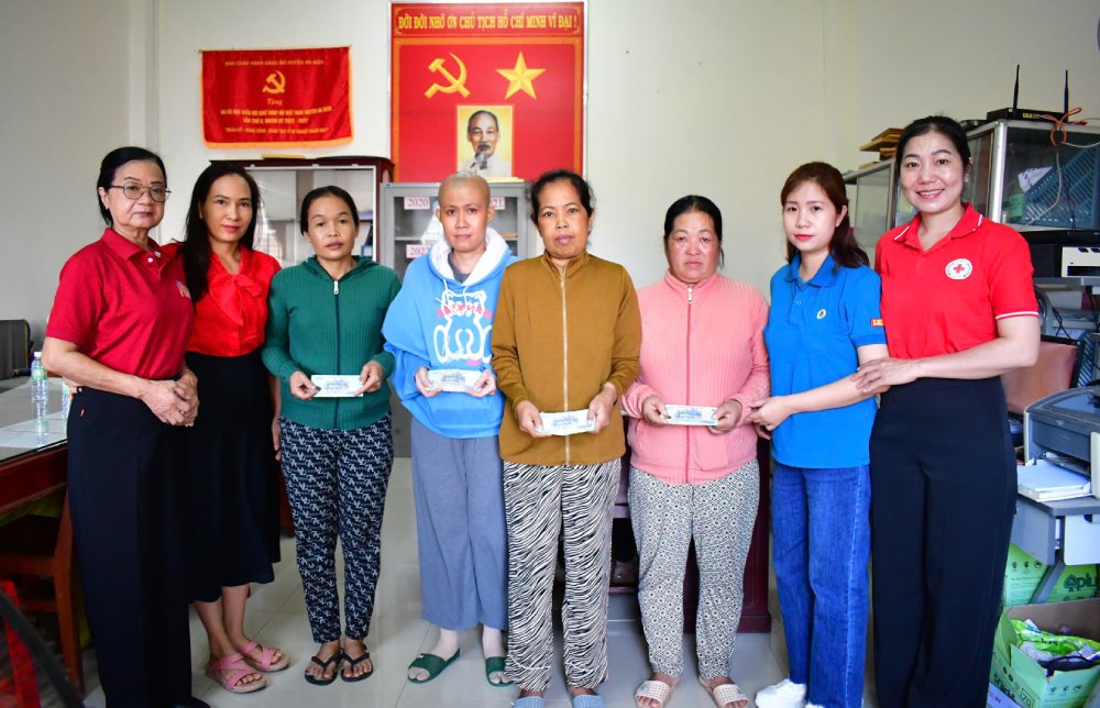 Phong vien Bao Lao Dong (thu 2 tu phai qua) cung Hoi Chu Thap do tinh Kien Giang tham va trao tien cua ban doc cho cac hoan canh. Anh: Xuan Nhi