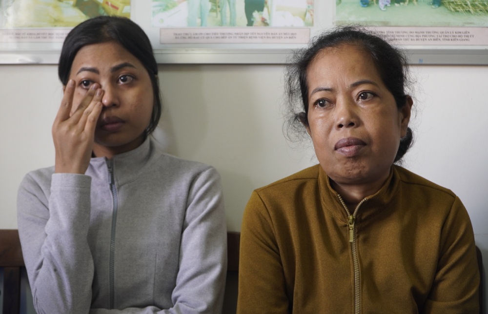 Quỹ Tấm lòng Vàng đến trao tiền của bạn đọc Báo Lao Động giúp sức cho hoàn cảnh bà Danh Thị Ngọc Tuyết. Ảnh: Nguyên Anh