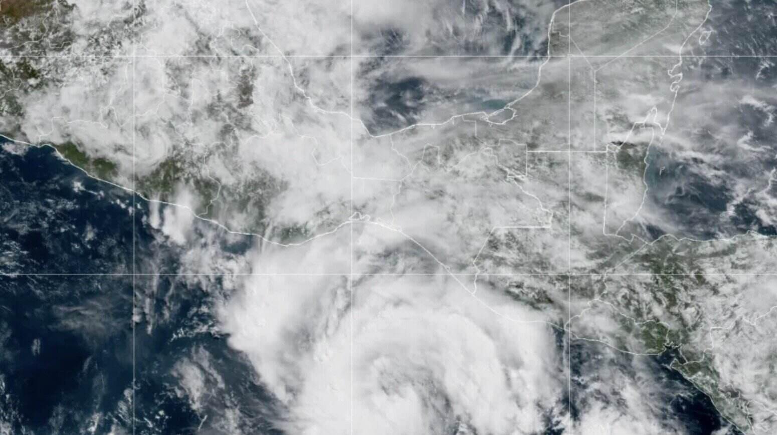 Bao Erick tang cap lien tuc, co the dat cap 3 truoc khi do bo vao Mexico. Anh: NOAA