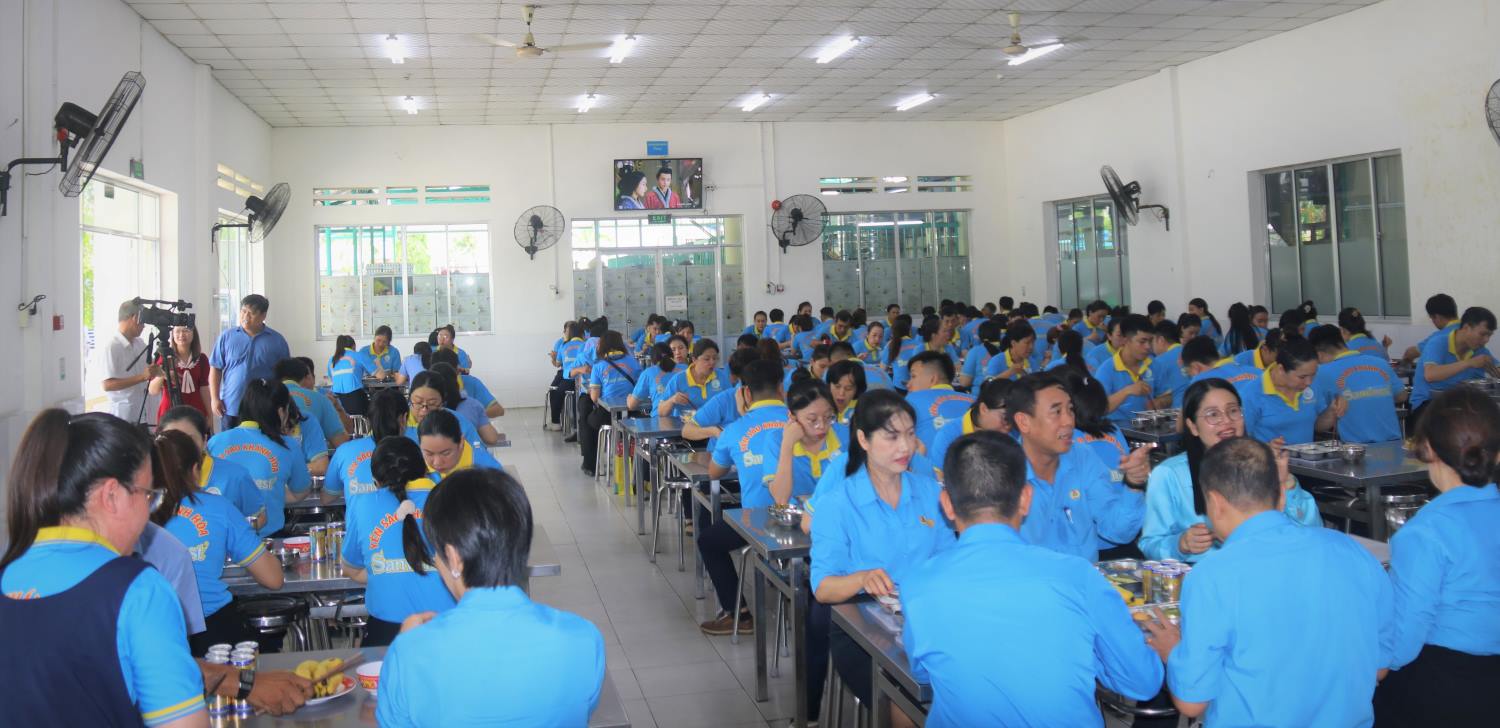 La comida sindical fue implementada por las universidades de base de base en Khanh Hoa, el trabajador de 2025 dejo muchas huellas. Foto: Phuong Linh