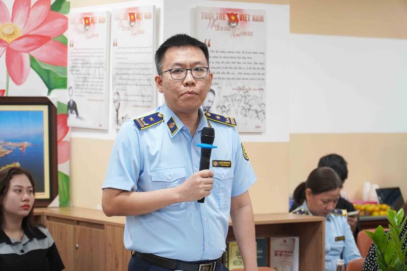 Ong Nguyen Quang Huy - Pho Chi cuc truong Chi Cuc Quan ly thi truong TPHCM (thuoc So Cong Thuong TPHCM). Anh: Ngoc Le