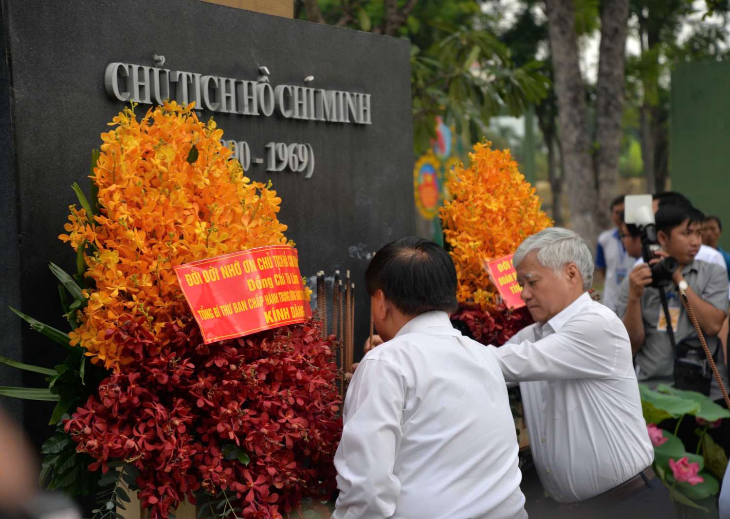 Cac dai bieu dang hoa, dang huong tuong nho Chu tich Ho Chi Minh. Anh: Ha Khanh