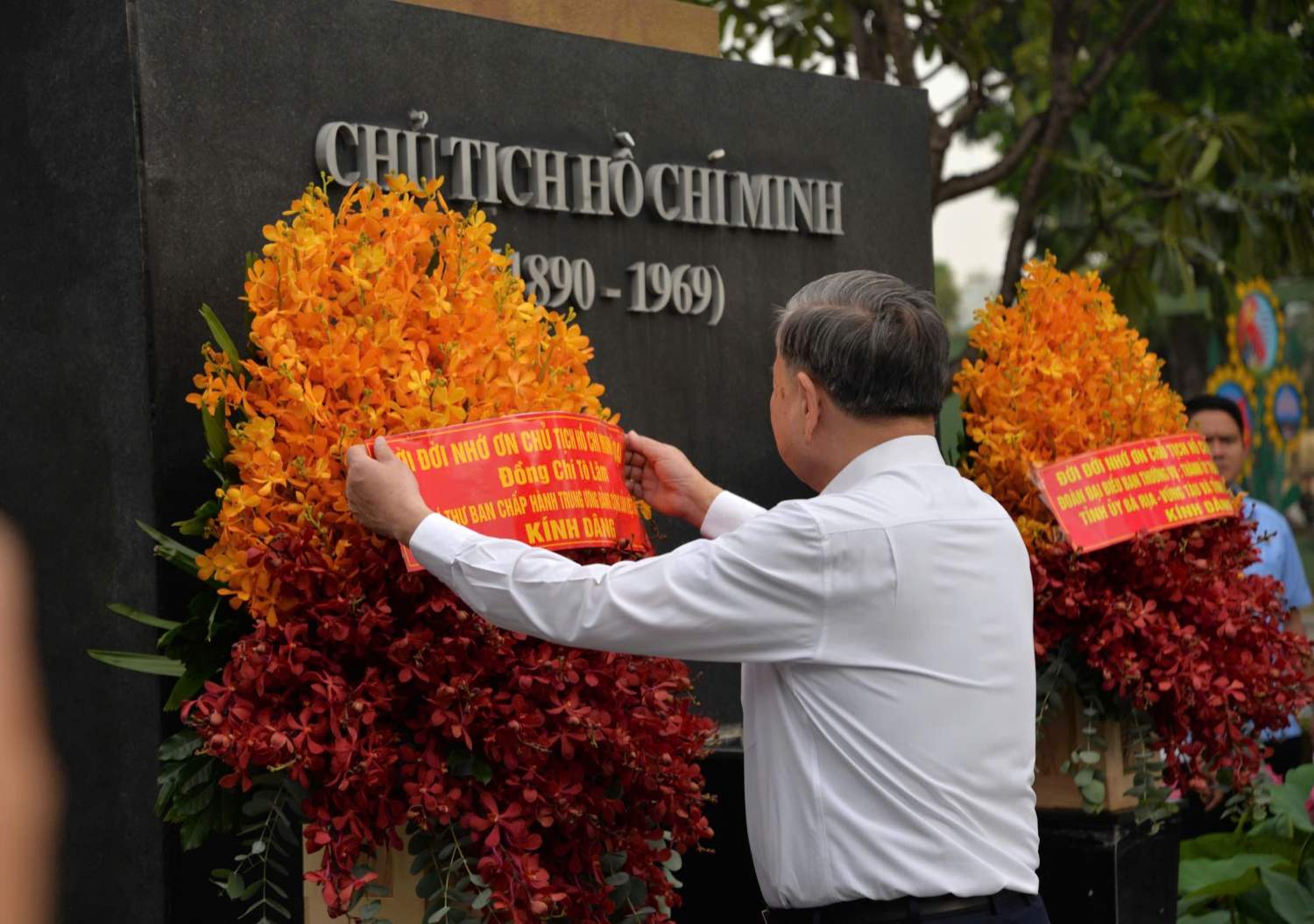 Tong Bi thu To Lam dang hoa, dang huong tuong nho Chu tich Ho Chi Minh. Anh: Ha Khanh