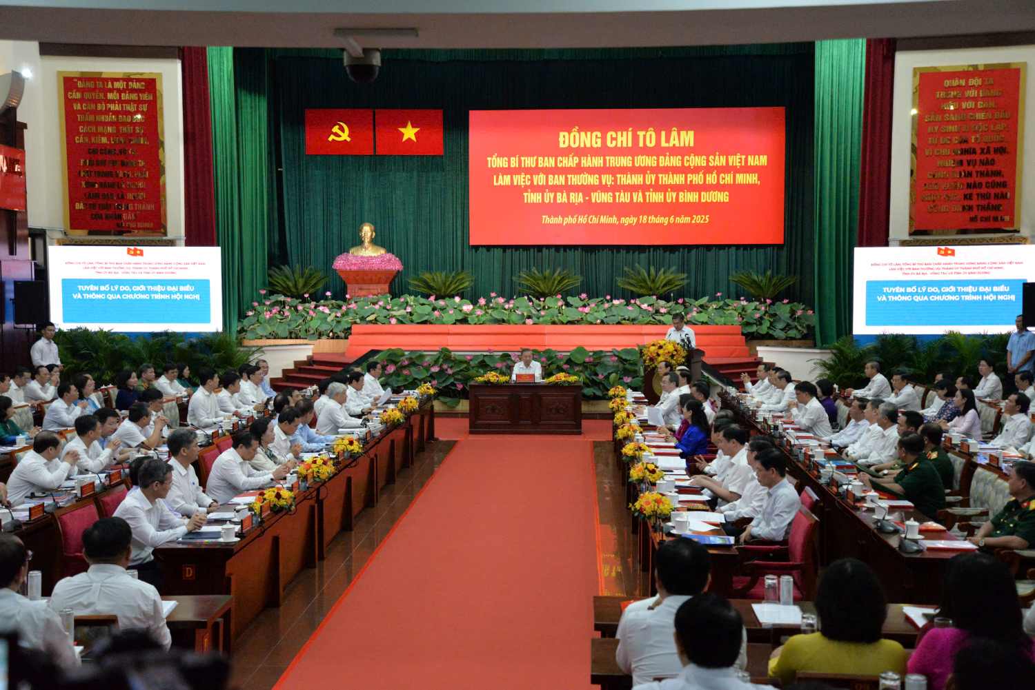 Descripcion general de la reunion del Secretario General de Lam con 3 localidades.  Foto: Ha Khanh