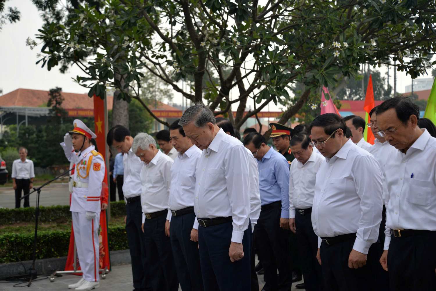 Tong Bi thu To Lam va cac dai bieu dang hoa, dang huong tuong nho Chu tich Ho Chi Minh. Anh: Ha Khanh