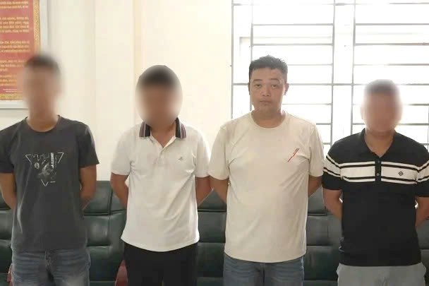 Tài xế taxi (áo trắng) cùng những người liên quan tại cơ quan Công an. Ảnh: Đức Tâm