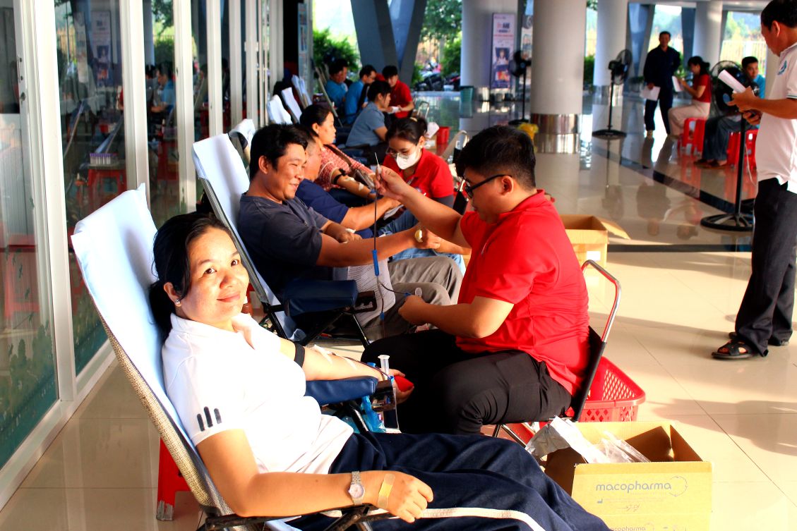 Doan vien, cong nhan, lao dong hien mau voi tinh than vui tuoi, tu nguyen. Anh: Lam Dien