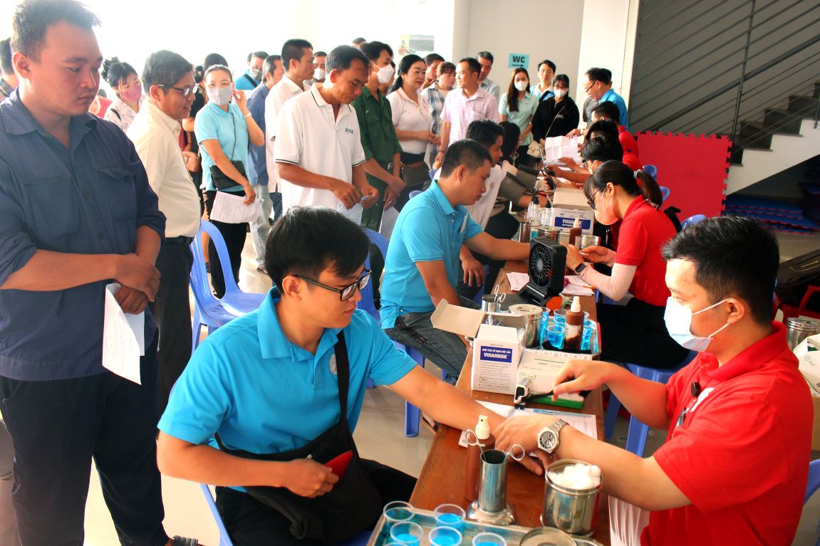 Thuc hien thao tac kiem tra truoc khi hien mau. Anh: Lam Dien
