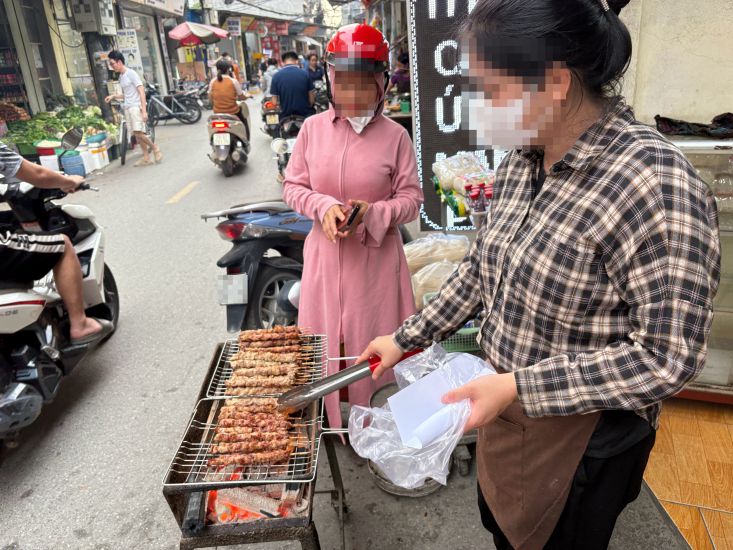Cửa hàng bán thịt xiên nướng tại lề đường thôn Bầu (xã Kim Chung, huyện Đông Anh, Hà Nội). Ảnh: Bảo Hân