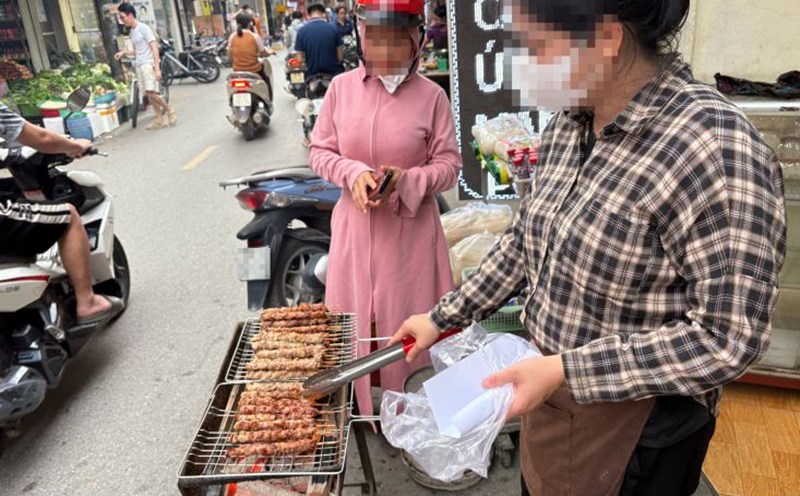 A barbecue shop on the side of the road in Bau village (Kim Chung commune, Dong Anh district, Hanoi). Photo: Bao Han