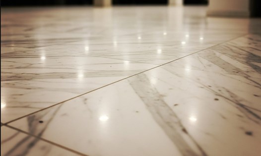 Gạch trắng vân đá sẽ là sự lựa chọn hoàn hảo giúp không gian nhà trở nên sang trọng hơn. Ảnh: Tuấn Đạt