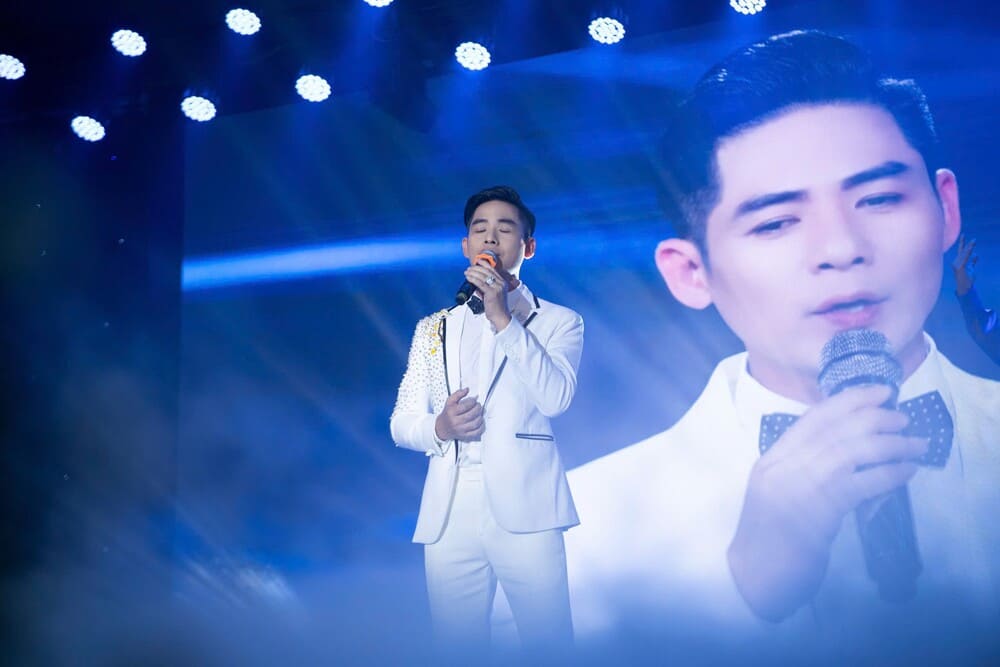 Quán quân Giọng ca vàng Bolero Việt Nam 2025 - Nguyễn Ngọc Khánh hát đầy cảm xúc trong liveshow riêng. Ảnh: Nhân vật cung cấp