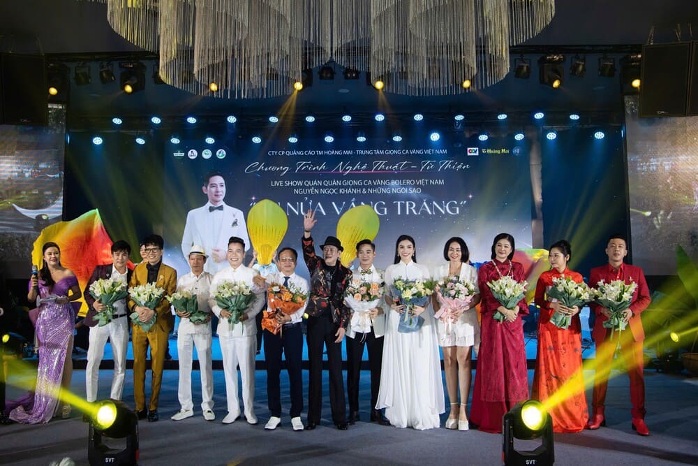 Nhieu ban be, dong nghiep den chuc mung liveshow cua