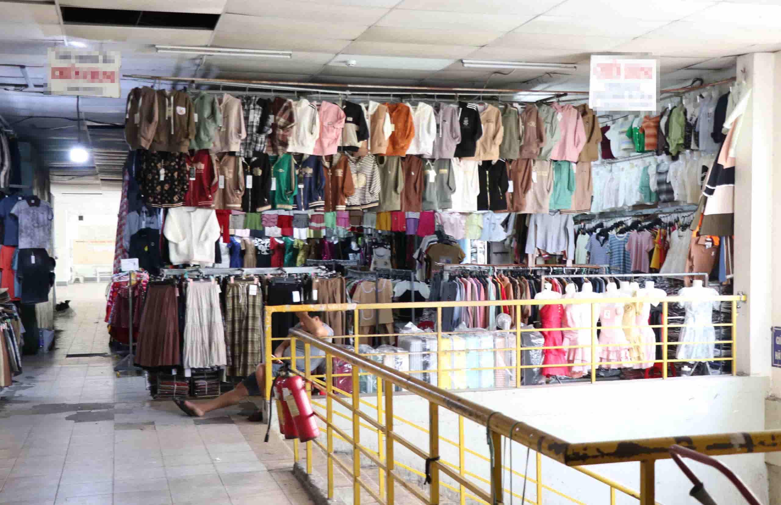 Muchas pequeñas empresas en los mercados de Phan Rang y Ninh Thuan han operado nuevamente despues de las preocupaciones sobre la inspeccion de facturas. Foto: Huu Long