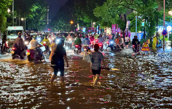 Tai khu vuc chung cu Artermis (Ha Noi) nuoc van ngap menh mong nhu bien. Anh: Vu Linh - Hoang Xuyen