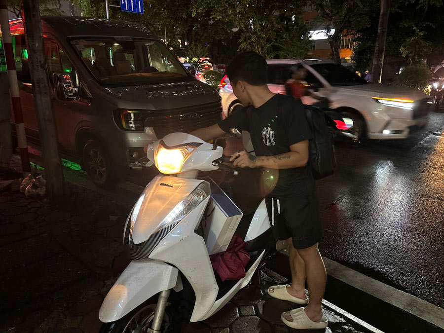 Nhieu nguoi dan phai tu nghieng xe, xa nuoc ngay sau khi di qua doan ngap de tranh hong may. Anh: Huyen Trang