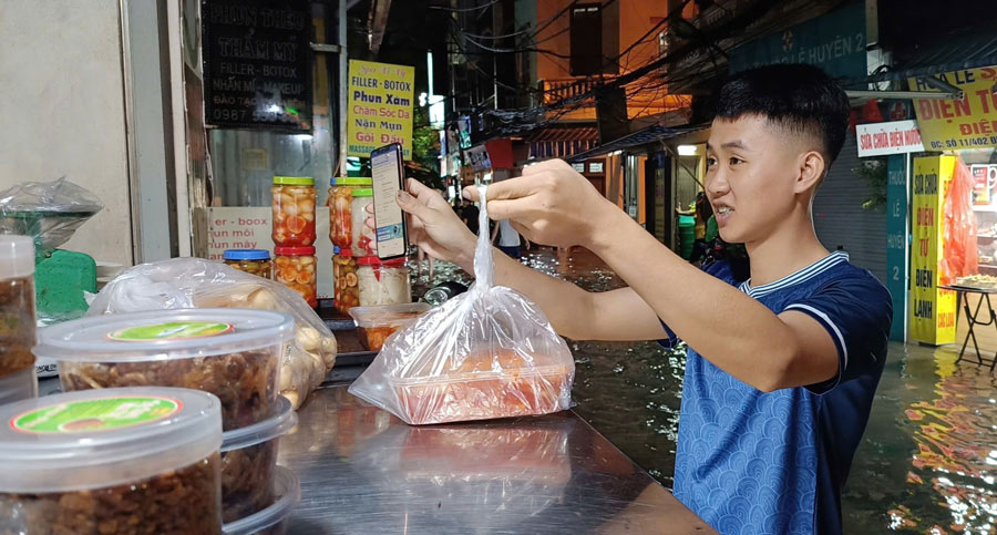 Ban Thai Manh (My Dinh) cho biet, vi lo ngai mua lon se tiep tuc dien ra trong ngay mai nen tu chieu toi gio da mua day du thuc pham de du tru. Anh: Hai Danh