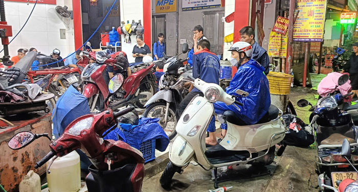 Ghi nhan luc 19h40, nhieu cua hang sua xe nam tren duong My Dinh, Dinh Thon va Thien Hien trong tinh trang qua tai vi luong xe chet may ngay cang tang cao. Anh: Hai Danh