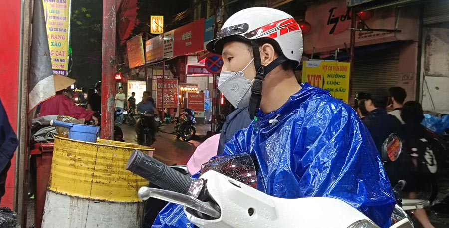 Anh Huynh Manh la vi khach thu 13 da phai cho doi nhieu gio dong ho nhung van chua toi luot minh sua xe. Anh: Hai Danh