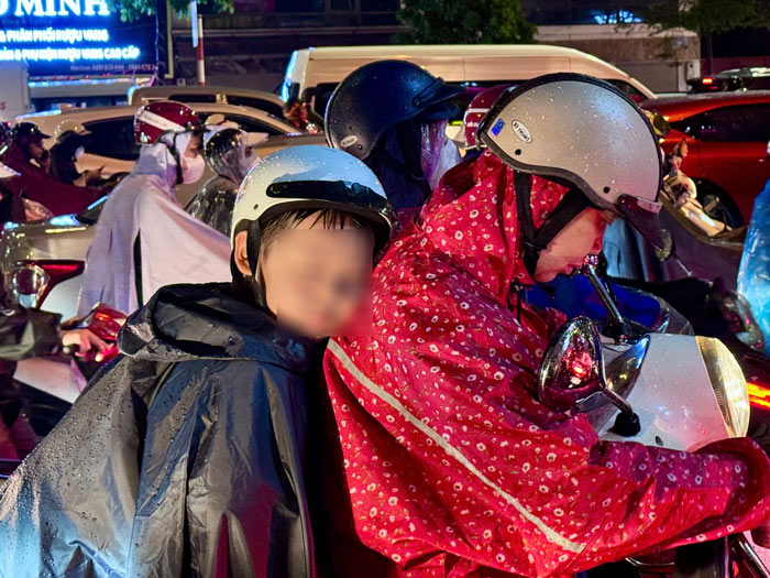 Em nho ngu guc tren vai me vi duong tac khong di chuyen duoc. Anh: Vu Linh - Hoang Xuyen