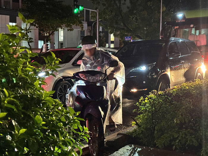 Do un tac keo dai, nhieu nguoi dieu khien xe may tren duong Kim Ma thieu kien nhan da cho xe leo qua dai phan cach de tim huong di khac. Anh: Huyen Trang