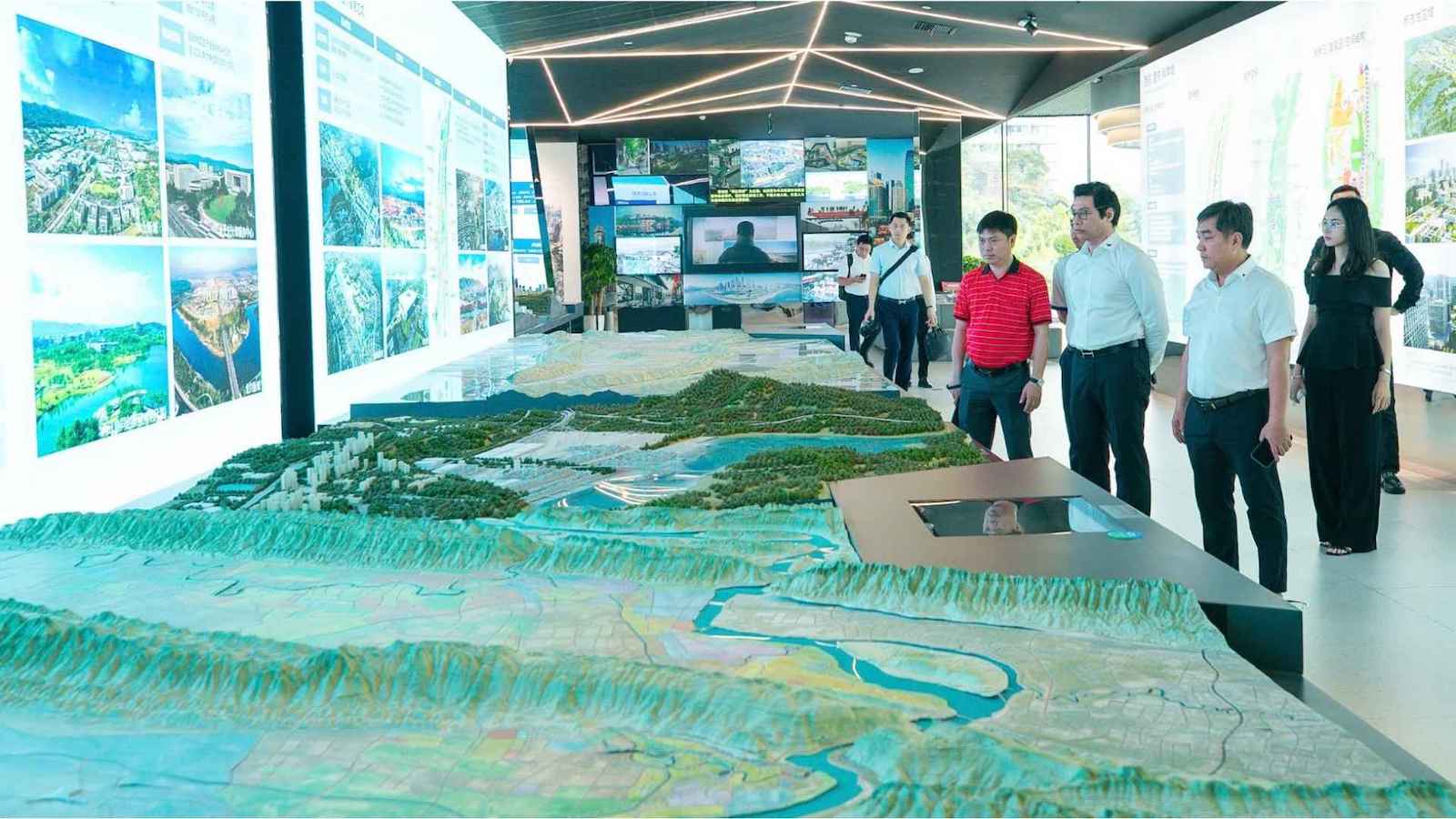 Doan cong tac tham quan Cung Trien lam quy hoach Thanh pho Trung Khanh (Trung Quoc).