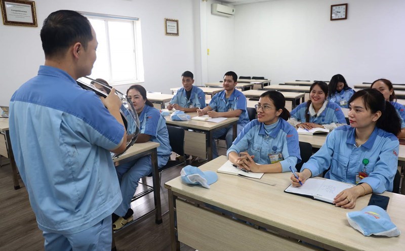 Female union members actively participate in activities and emulation movements, creating a vibrant and cohesive atmosphere. Photo: Bao Trung