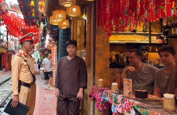 Los turistas estan llenos y seguros para las calles de Hanoi, lo que no ha sido garantizado. Foto: Nguyen Linh