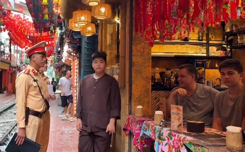There are many tourists, the safety of Hanoi's railway street is still not guaranteed. Photo: Nguyen Linh