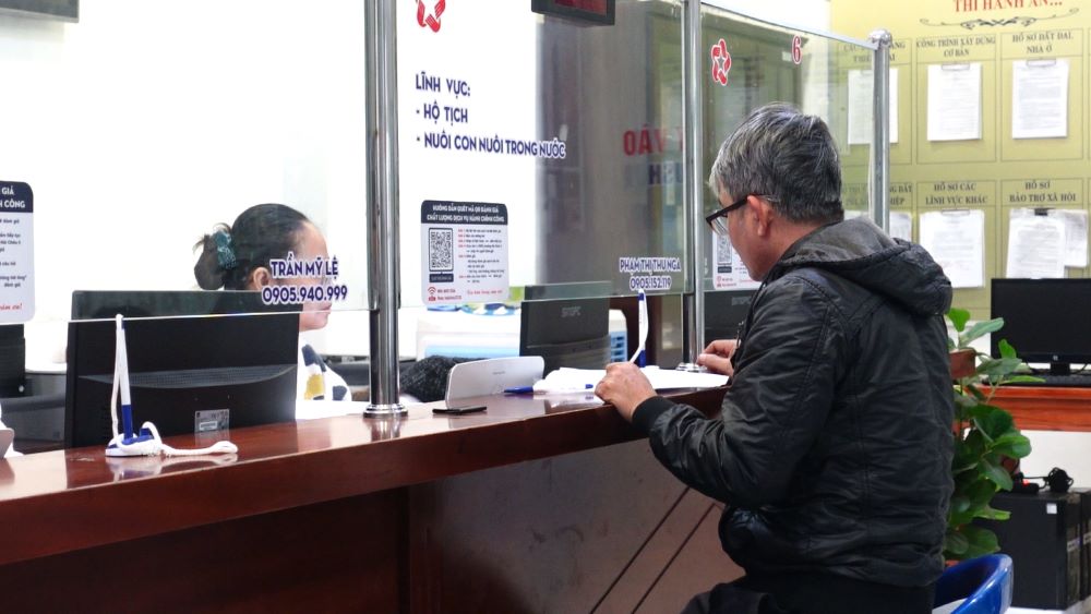 Da Nang ensures full and timely payment of the regime to cadres, civil servants, and workers. Photo: Tran Thi