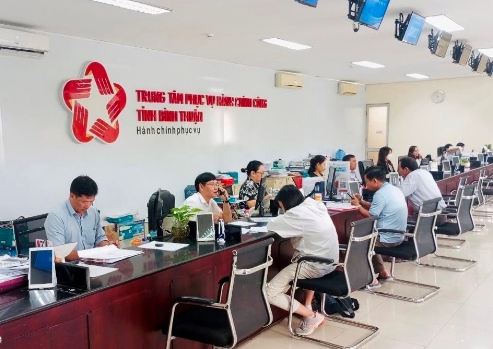 Cong chuc, vien chuc Binh Thuan lam viec tai Trung tam hanh chinh cong tinh. Anh: Pham Duy
