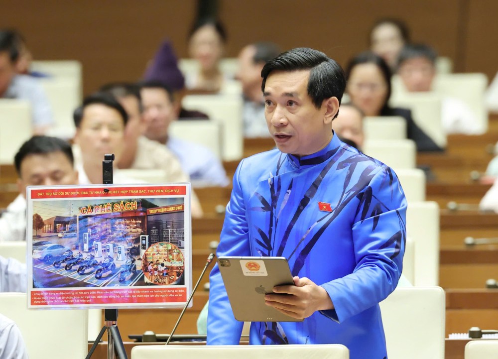 Diputados de la Asamblea Nacional Nguyen Van Canh propuso usar una serie de sedes redundantes para construir una casa de estacionamiento inteligente, algunos lugares para leer. Foto: Pham Dong