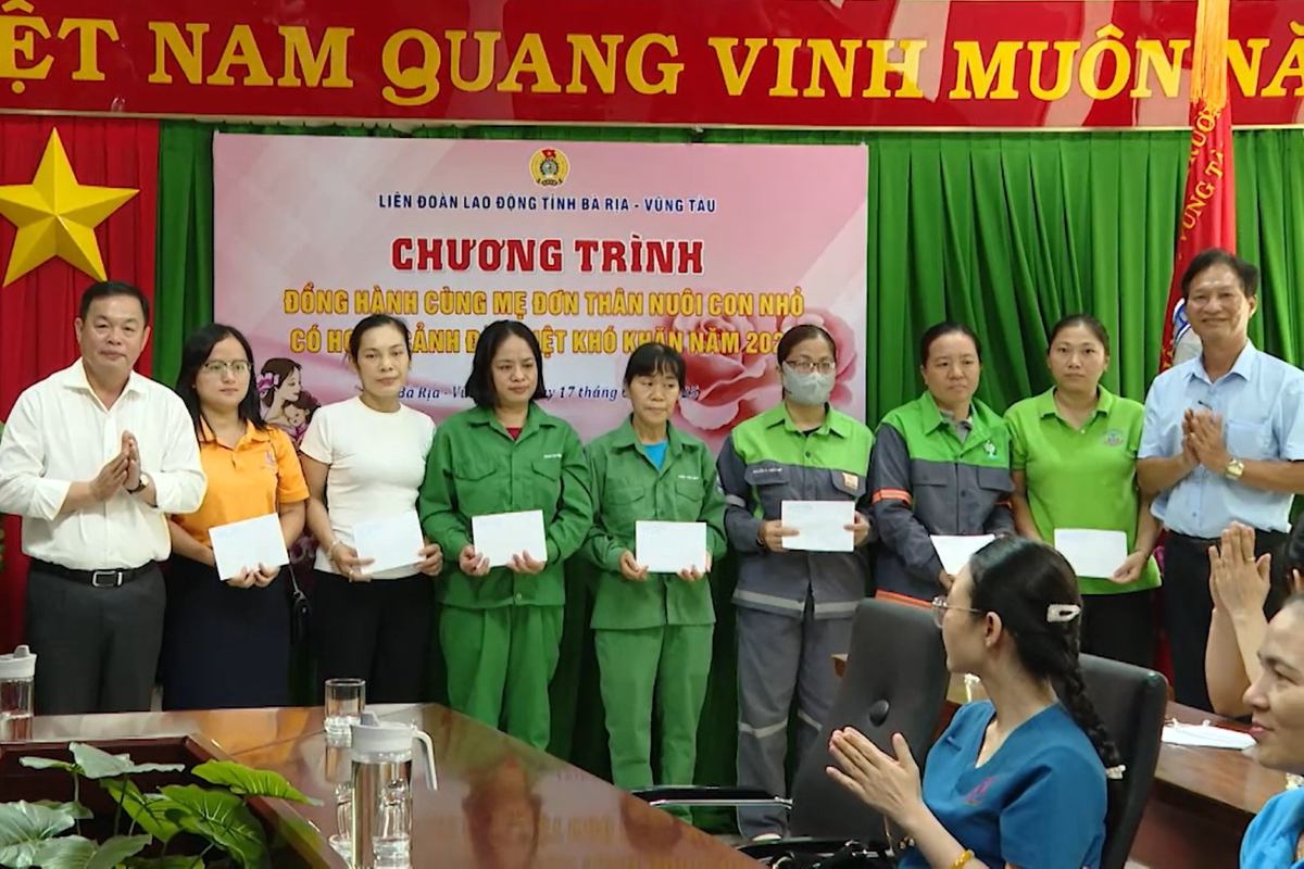 Las trabajadoras son alentadas y apoyadas por el sindicato y presentan obsequios en el programa. Foto: Thanh an