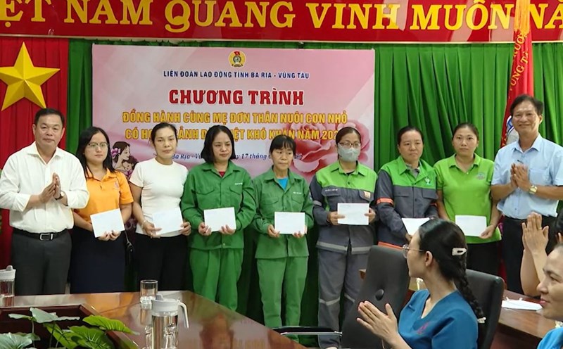 The female workers were encouraged and given gifts by the union in the program. Photo: Thanh An