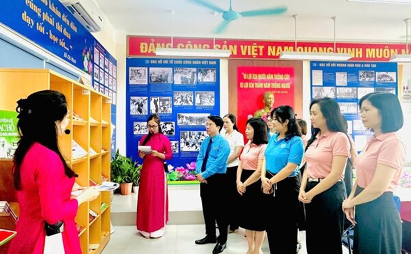 The Ho Chi Minh Cultural Space of the Duc Giang Primary School Trade Union was inaugurated by the Long Bien District Labor Federation on the occasion of the 135th anniversary of President Ho Chi Minh's birthday. Photo: Hai Yen